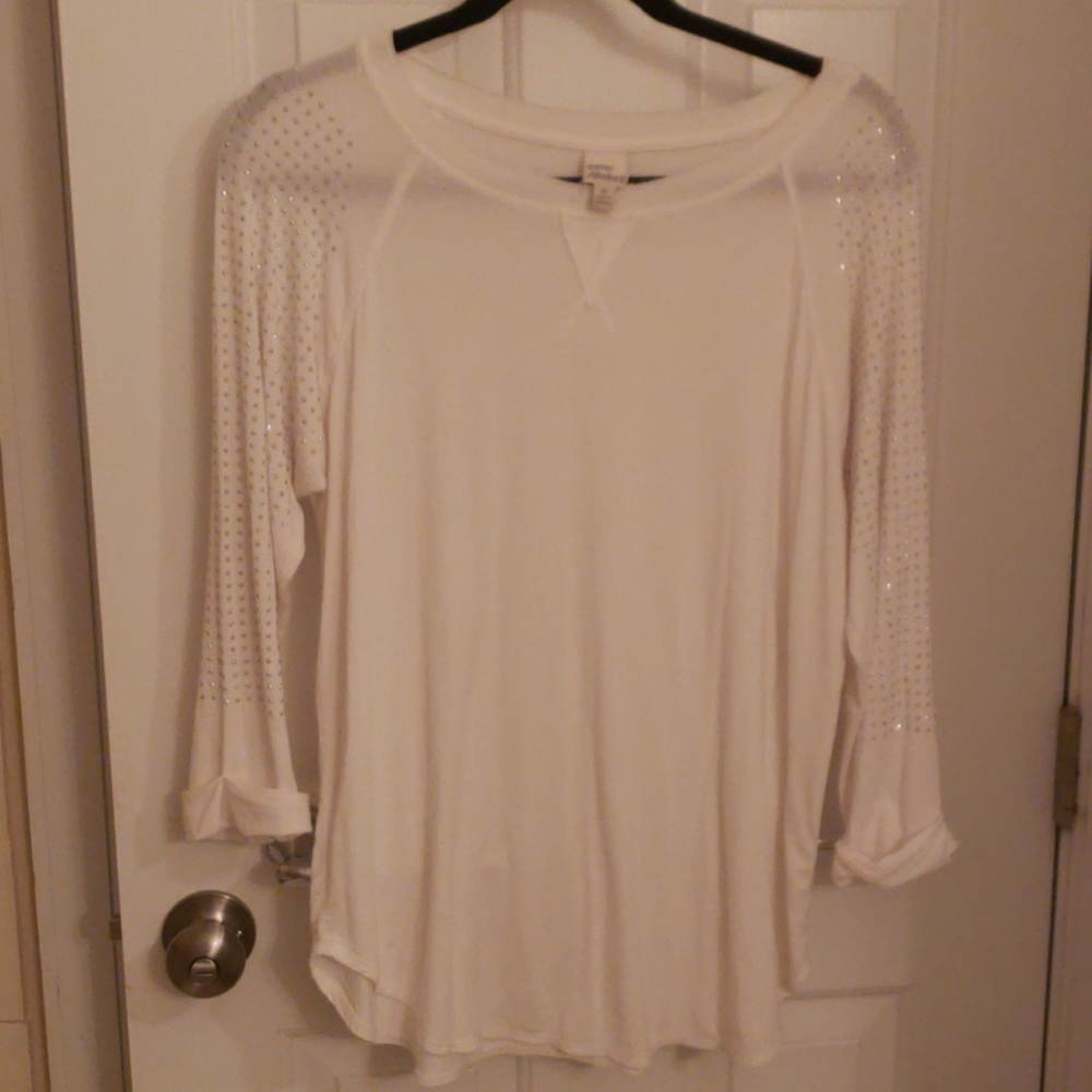 ❤COVER STITCHED top w/ silver studs/rhinestones - Picture 1 of 5